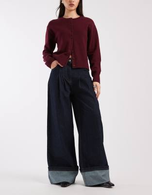ASOS DESIGN - Gekrempelte Jeans in indigoblauer Rinse-Waschung mit Bundfalten