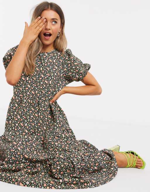 ASOS DESIGN - Gelaagde, aangerimpelde midi-jurk met bloemenprint in zwart