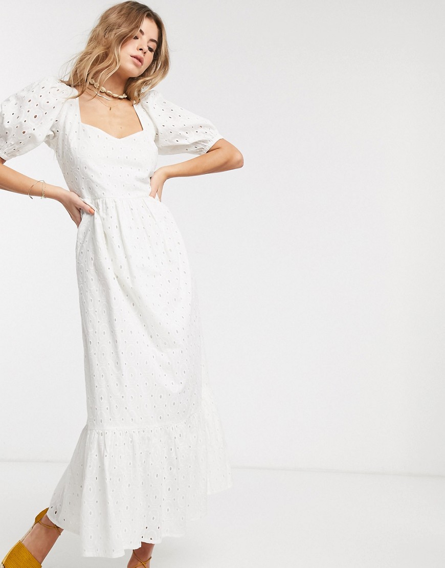 ASOS DESIGN - Gelaagde broderie maxi-jurk met pofmouwen en open achterkant in wit