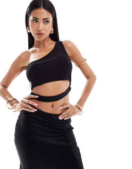 ASOS DESIGN - Gelaagde crop top van gladde stof met blote schouder en uitsnijding in de taille in zwart 