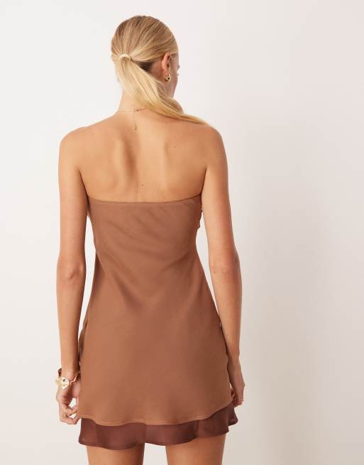 ASOS DESIGN - Gelaagde mini-jurk van satijn met bandeau halslijn in bruin, 4 van 4