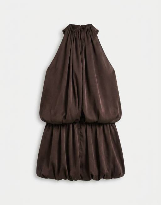 ASOS DESIGN - Gelaagde mini jurk van satijn met halternek en pofzoom in chocoladebruin, 6 van 7