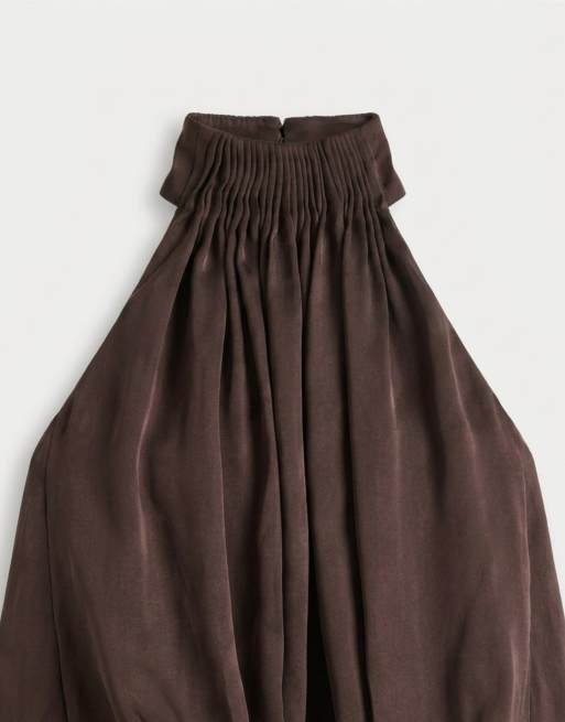 ASOS DESIGN - Gelaagde mini jurk van satijn met halternek en pofzoom in chocoladebruin, 7 van 7