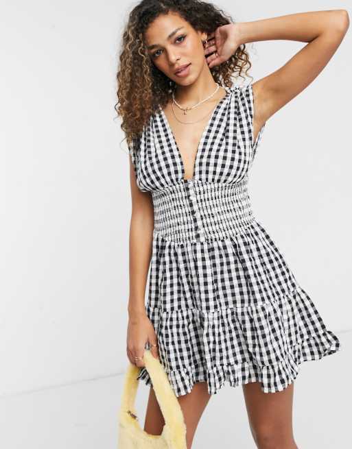 ASOS DESIGN - Gelaagde mini-zonnejurk van kreukelstof met gesmokte taille en knoopsluiting aan de voorzijde in gingham ruit