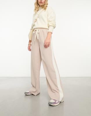 ASOS DESIGN - Gemusterte Schlupfhose in Nerzbeige mit Bahn in Kontrastfarbe-Rosa