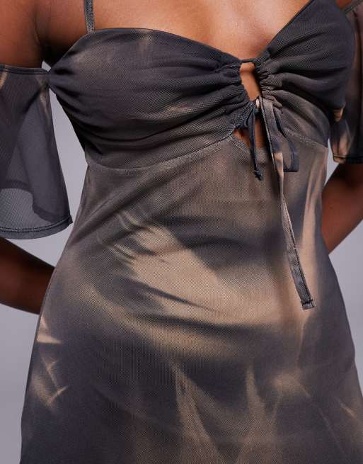 ASOS DESIGN – Gemustertes Maxikleid mit Carmen-Ausschnitt, geraffter Vorderseite und Flatterärmeln, 2 von 4