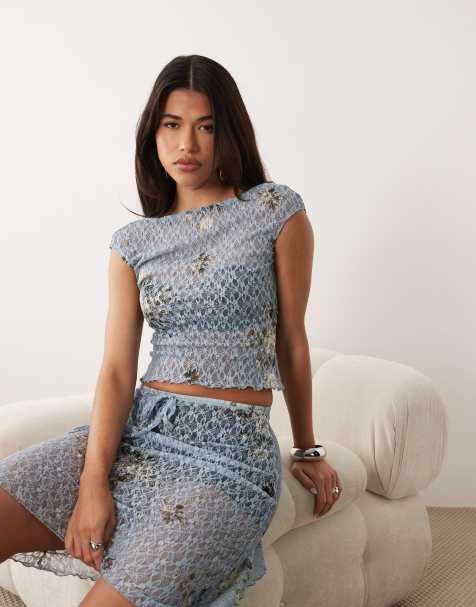 ASOS DESIGN – Gemustertes Oberteil aus Spitze in Blau mit Flügelärmeln und Rückenausschnitt, Kombiteil - view 1