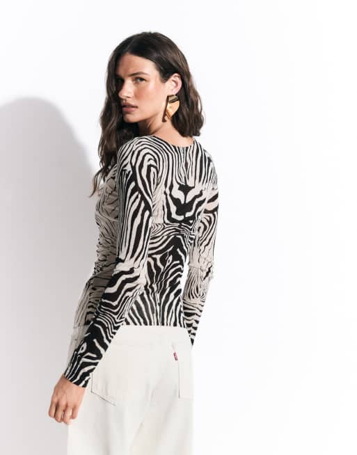 ASOS DESIGN gennemsigtig strikket top med blød overflade og rynket side i zebra, 4 af 8