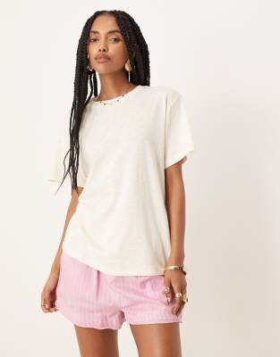 ASOS DESIGN - Genopptes Regular Fit T-Shirt in Weiß