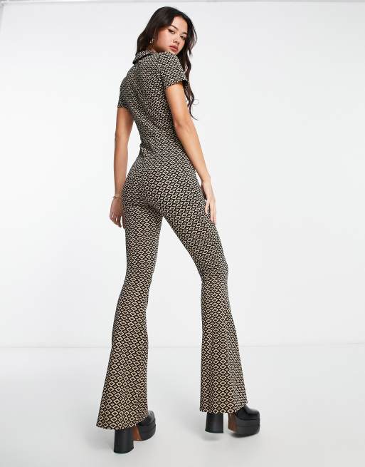 ASOS DESIGN – Geometriskt mönstrad jumpsuit med utsvängda ben och dragkedja framtill, 2 av 4