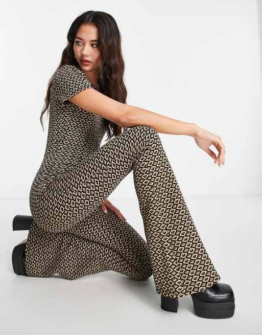 ASOS DESIGN – Geometriskt mönstrad jumpsuit med utsvängda ben och dragkedja framtill, 3 av 4