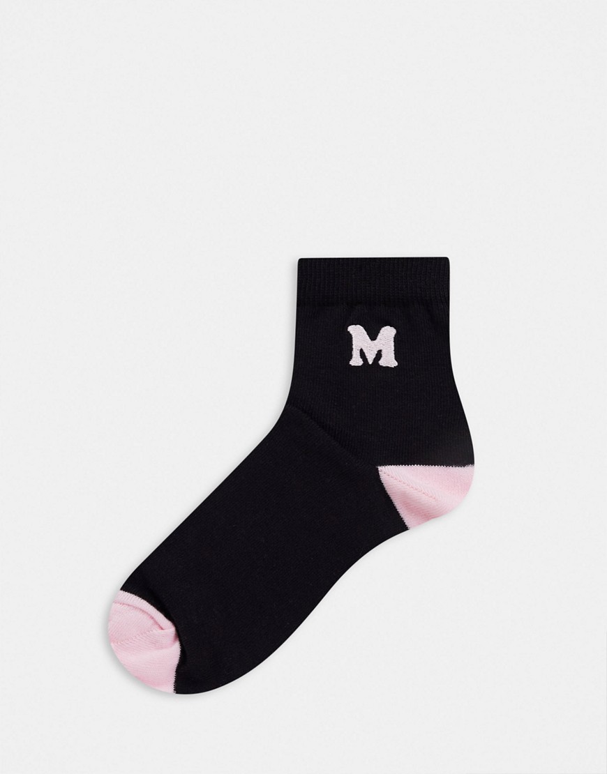 ASOS DESIGN - Gepersonaliseerde roze sokken met letter M in zwart