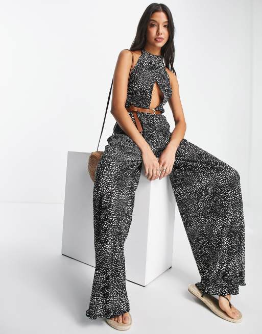 ASOS DESIGN - Geplisseerde jumpsuit met halternek, uitsnijding, riem en stippenprint, 3 van 4
