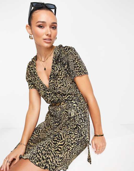 ASOS DESIGN - Geplisseerde mini jurk met ruches en korte mouwen en overslag in bruin met luipaardprint , 3 van 4
