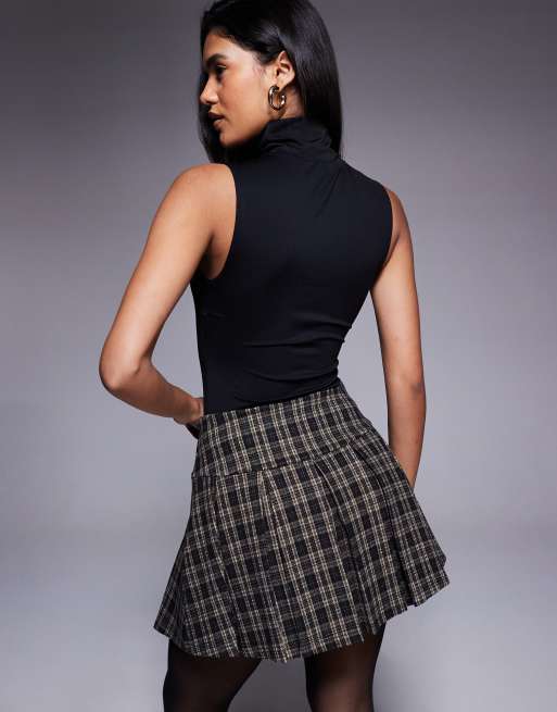 ASOS DESIGN - Geplooide geborstelde minirok met V-vormige naad en chocoladebruine ruitprint, 4 van 5