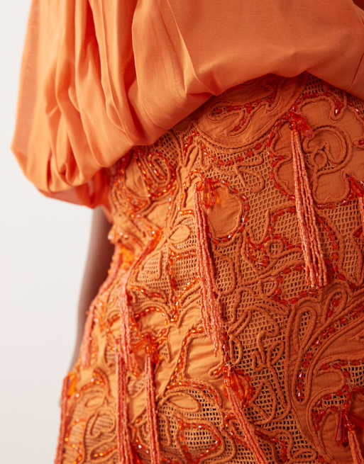 ASOS DESIGN - Geplooide, gedrapeerde mini jurk met halternek en versiering in oranje, 2 van 4