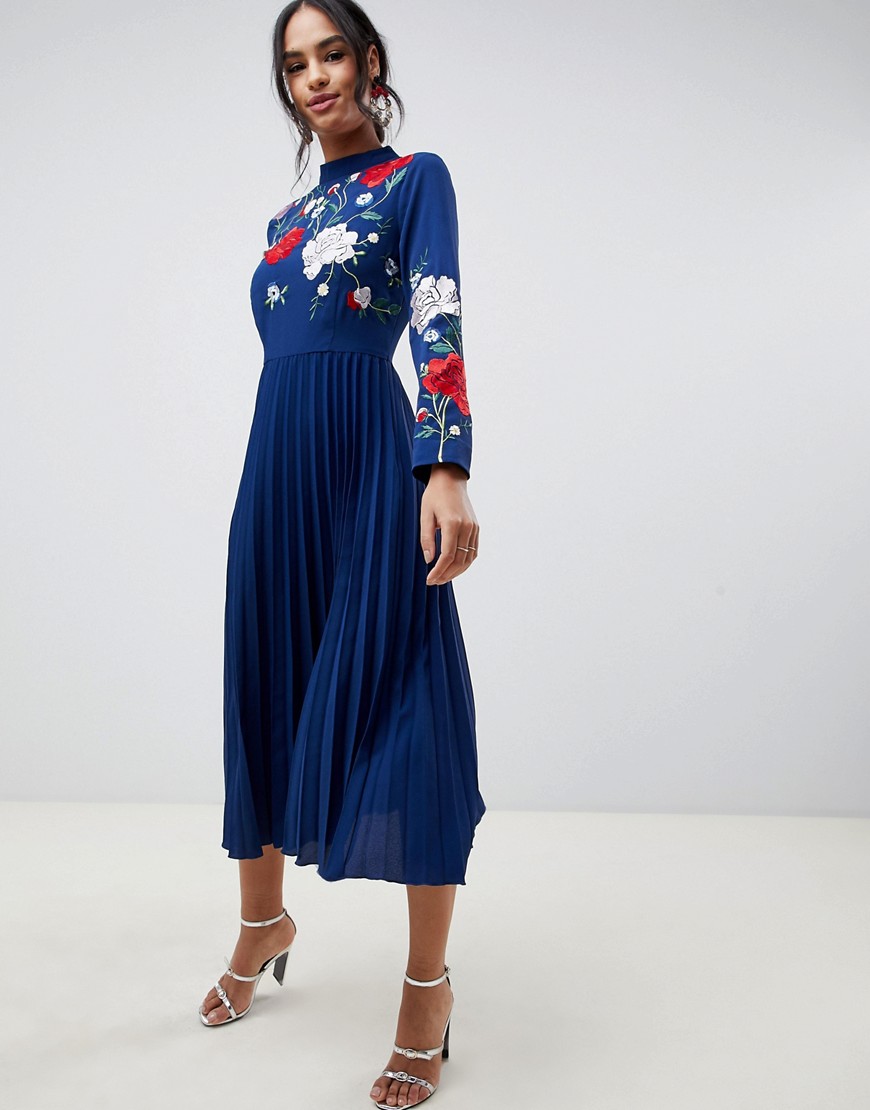 ASOS DESIGN - Geplooide, hoogsluitende midi-jurk met borduursel-Marineblauw
