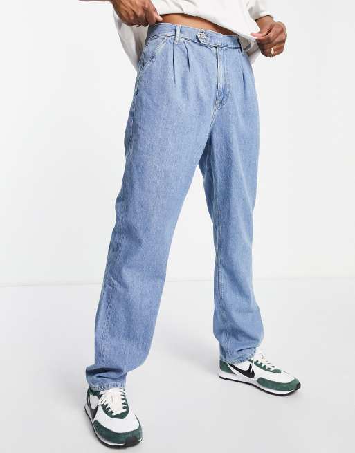 ASOS DESIGN - Geplooide jeans met wijde, rechte pijpen in mid-wash blauw