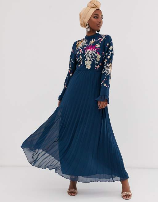 ASOS DESIGN - Geplooide lange jurk met borduursel en uitlopende mouwen in marineblauw