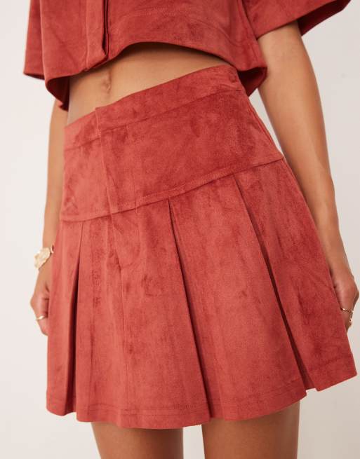 ASOS DESIGN - Geplooide mini rok van imitatiesuède in roestbruin, deel van co-ord set, 2 van 5