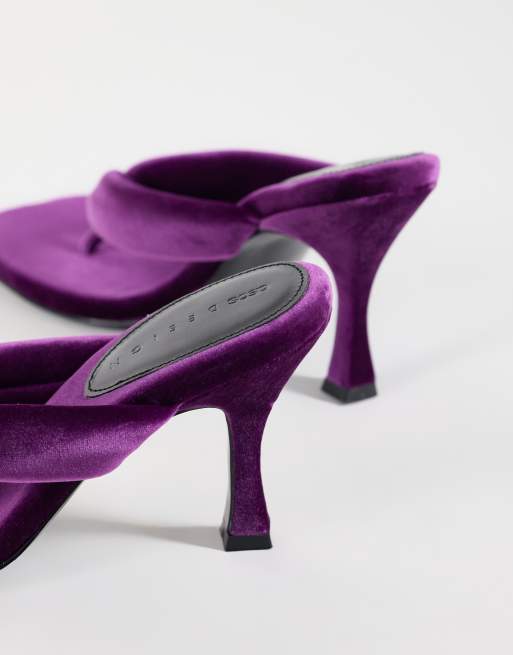 ASOS DESIGN gepolsterte Zehensteg-Sandalen mit Absatz in lila Samt, 3 von 4