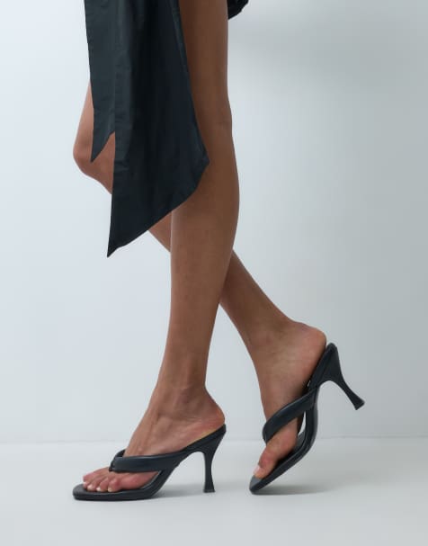 ASOS DESIGN gepolsterte Zehensteg-Sandalen mit Absatz in Schwarz - view 1