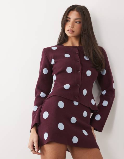 ASOS DESIGN – Gepunktete Feinstrickjacke in Pflaume, Kombiteil - view 1