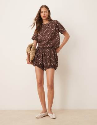 ASOS DESIGN - Gepunktete Shorts in Braun mit Ballonsaum, Kombiteil