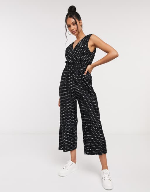 ASOS DESIGN Gepunkteter plissierter Jumpsuit mit Wickeldesign ASOS