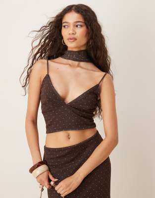 ASOS DESIGN - Gepunktetes Camisole-Oberteil in Schokobraun aus Netzstoff mit Schaldetail, Kombiteil