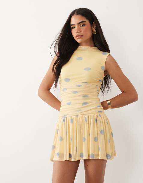ASOS DESIGN – Gepunktetes Kleid in Zitronengelb und Blau mit tiefer Taille, weitem Rock, Raffung und Stehkragen - view 1