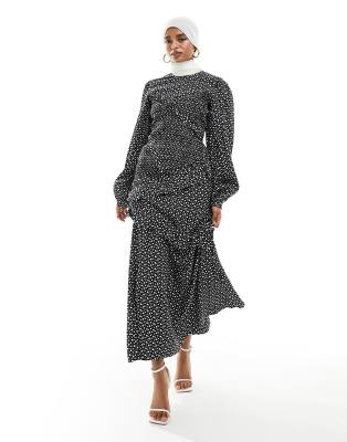 ASOS DESIGN - Gepunktetes Maxikleid mit gesmoktem Detail und asymmetrischen Rüschen-Bunt