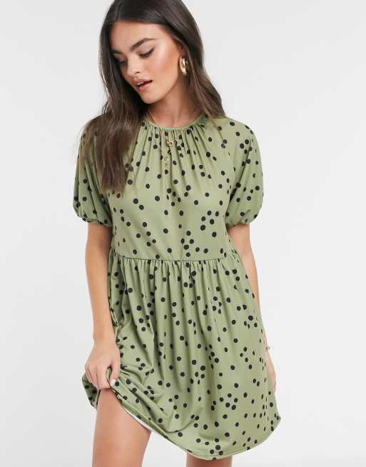 ASOS DESIGN – Gepunktetes Mini-Hängerkleid mit gerafftem Ausschnitt in Khaki
