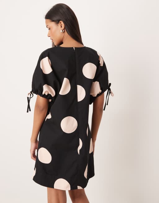 ASOS DESIGN – Gepunktetes Minikleid mit Rundhalsausschnitt und Bindedetail an den Ärmeln, 2 von 4