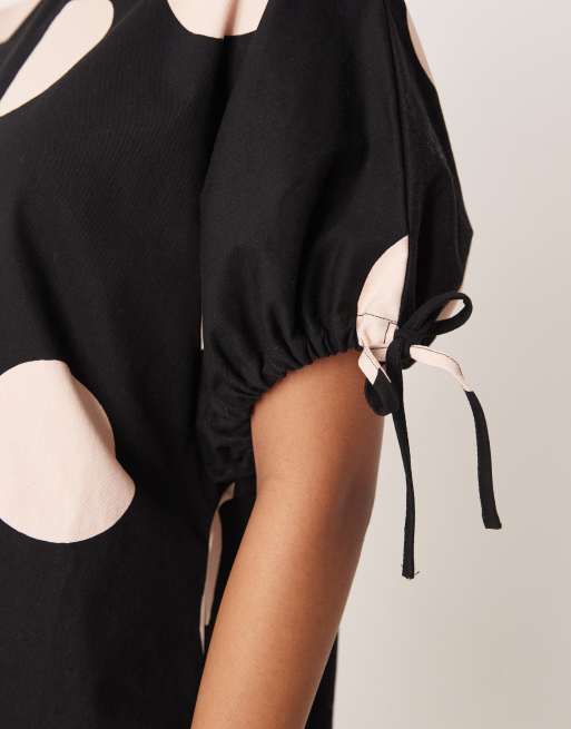 ASOS DESIGN – Gepunktetes Minikleid mit Rundhalsausschnitt und Bindedetail an den Ärmeln, 4 von 4
