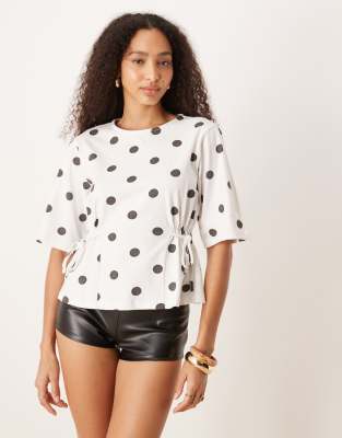 ASOS DESIGN - Gepunktetes T-Shirt mit Bindedetail-Weiß