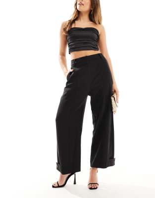 ASOS DESIGN - Gerade geschnittene, elegante Hose in Schwarz mit Laschensaum