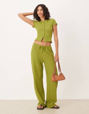 ASOS DESIGN - Gerade geschnittene Häkelhose in Grün mit Bindegürtel, Kombiteil