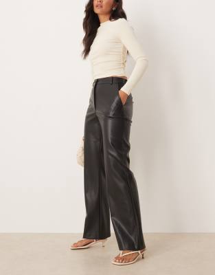 ASOS DESIGN - Gerade geschnittene Hose aus Kunstleder in Schwarz