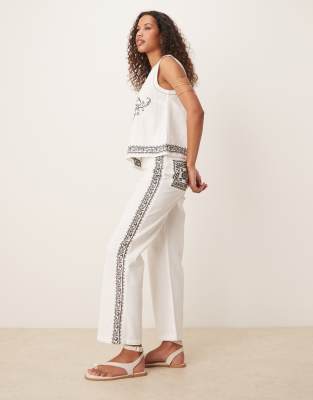 ASOS DESIGN - Gerade geschnittene Hose in Weiß mit Stickerei in Schwarz, Kombiteil-Bunt