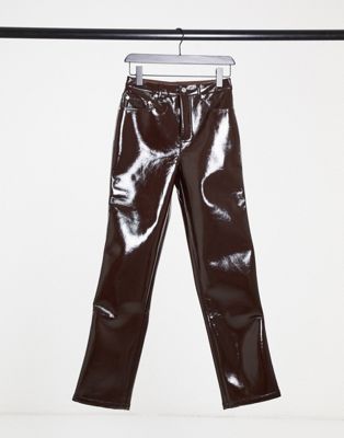ASOS DESIGN – Gerade geschnittene Jeans aus Vinyl mit mittelhohem Bund im 90er-Stil in Ochsenblutrot