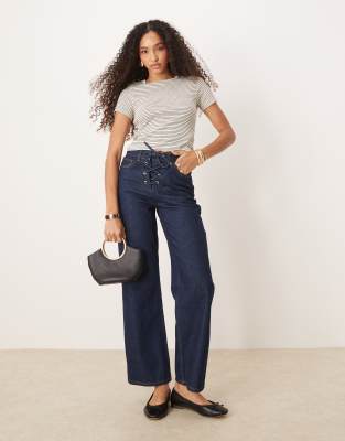 ASOS DESIGN - Gerade geschnittene Jeans in indigoblauer Rinse-Waschung mit geschnürter Vorderseite-Marineblau