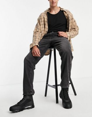 ASOS DESIGN – Gerade geschnittene Jeans in verwaschenem Schwarz mit doppelter Bundfalte