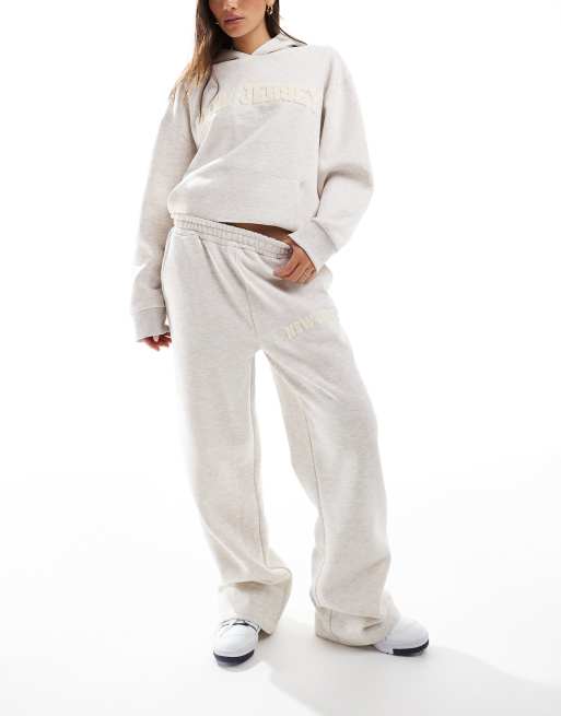 ASOS DESIGN – Gerade geschnittene Jogginghose in Hellbeige meliert mit „New Jersey“-Grafik aus Chenille, Kombiteil, 2 von 5