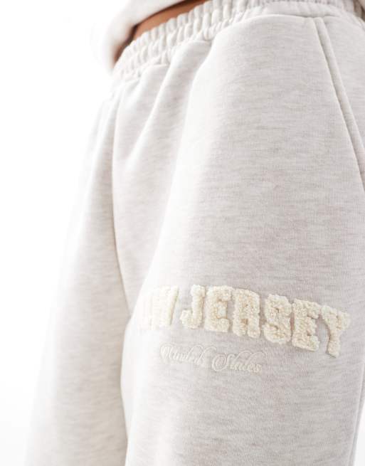 ASOS DESIGN – Gerade geschnittene Jogginghose in Hellbeige meliert mit „New Jersey“-Grafik aus Chenille, Kombiteil, 3 von 5
