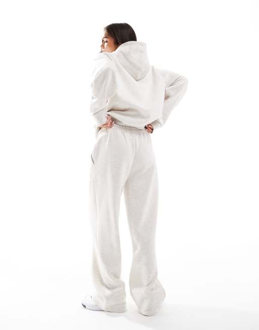 ASOS DESIGN – Gerade geschnittene Jogginghose in Hellbeige meliert mit „New Jersey“-Grafik aus Chenille, Kombiteil, 4 von 5