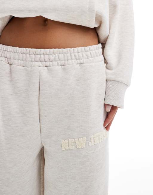ASOS DESIGN – Gerade geschnittene Jogginghose in Hellbeige meliert mit „New Jersey“-Grafik aus Chenille, Kombiteil, 5 von 5