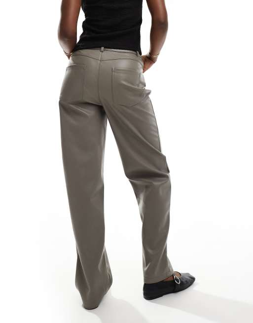ASOS DESIGN – Gerade geschnittene Kunstleder-Hose in Mokka, 2 von 5