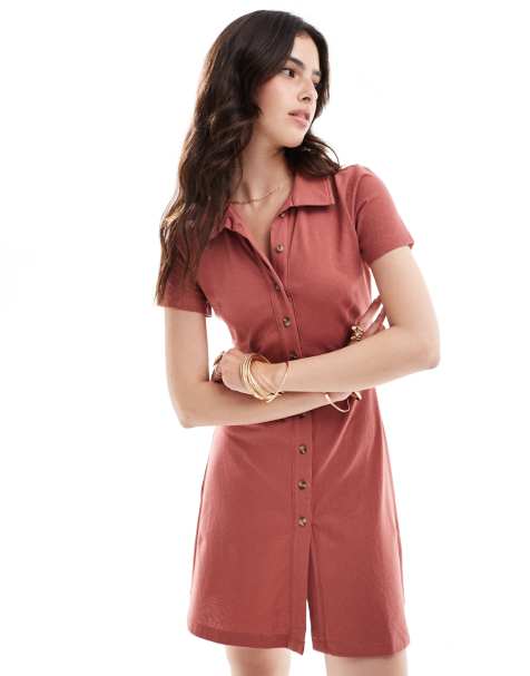 ASOS DESIGN – Gerade geschnittenes Mini-Freizeitkleid in Dunkelrot mit Kragen, Kappenärmeln und Knopfleiste - view 1