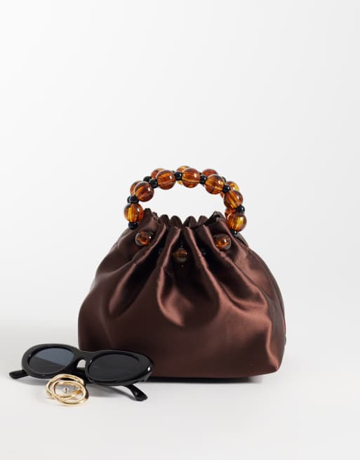 ASOS DESIGN – Geraffte Clutch aus Satin in Braun mit Kunstharzperlen, 2 von 4